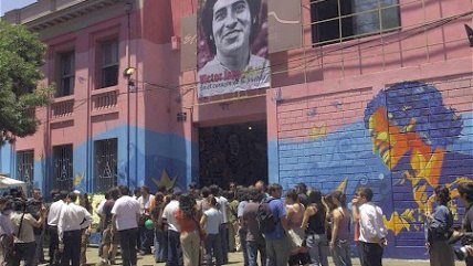   Miles de personas salieron a darle el último adiós a Víctor Jara 