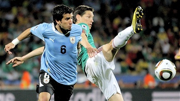 Mauricio Victorino reemplazará a Diego Godín en Uruguay para duelo con Ghana