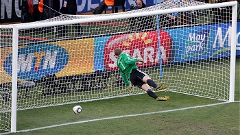 La FIFA anunció que Sudáfrica 2010 será el último Mundial con el actual sistema de arbitraje