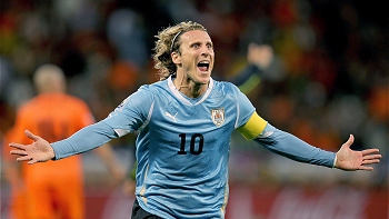 Prensa italiana difundió interés de Juventus por Diego Forlán