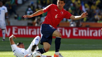 Balón usado en el histórico Chile-Honduras es exhibido en Las Condes