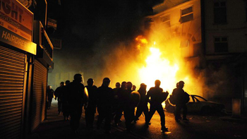   Individuo fue detenido por intento de asesinato de policías en disturbios de Londres 