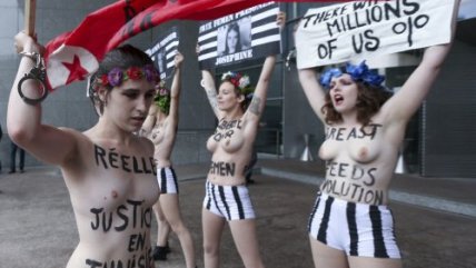   Feministas protestan semidesnudas ante el Parlamento Europeo 