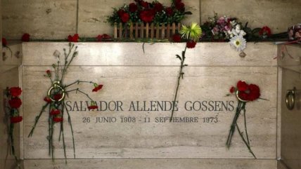   Chilenos visitaron la tumba de Salvador Allende este 11 de septiembre 