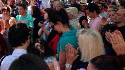 Un centenar de personas entonó La Marsellesa en frontis de la embajada en Chile