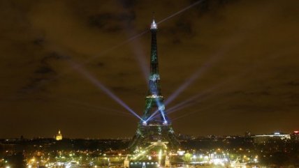   La Torre Eiffel se ilumina en el marco de la cumbre climática COP21 