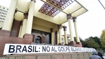   Parlamentarios desplegaron lienzo en apoyo de Dilma Rousseff 