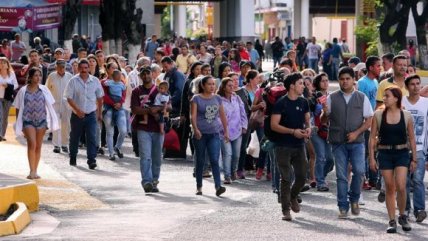   Decenas de miles de personas cruzan frontera entre Venezuela y Colombia 