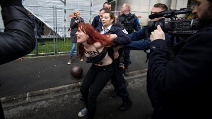   Francia: Feministas protestaron contra la candidata ultraderechista Marine Le Pen 