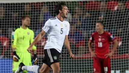 Alemania mantuvo el paso firme a Rusia 2018 con una victoria sobre la hora ante R. Checa