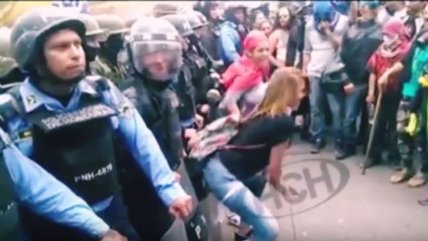   Mujeres hicieron twerking a policías durante protesta en Honduras 