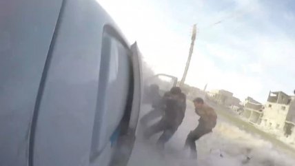   El momento en que a rescatistas sirios les cayó una bomba mientras realizaban su labor 