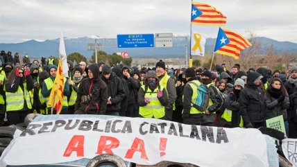   Policía catalana expulsó a manifestantes que cortaron una autopista 