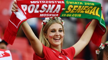 Las hinchas polacas acapararon la atención durante la derrota de su selección ante Senegal