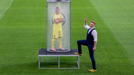   Santi Cazorla volvió a Villarreal y fue presentado con un espectacular truco de magia 
