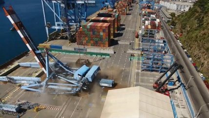   Parece película: Espectacular desplome de grúa gigante en el puerto de Valparaíso 