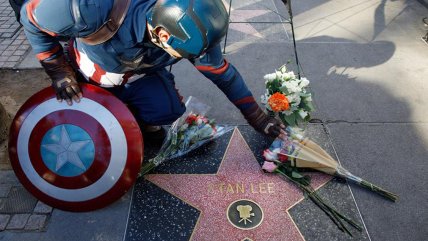   Los fans honran a Stan Lee en su estrella del Paseo de la Fama 