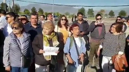   Familiares entonaron el himno al recibir a chilenos que retornaron de Venezuela 