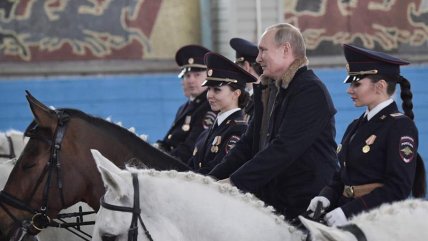   Putin montó a caballo en visita a batallón de la Policía de Moscú 