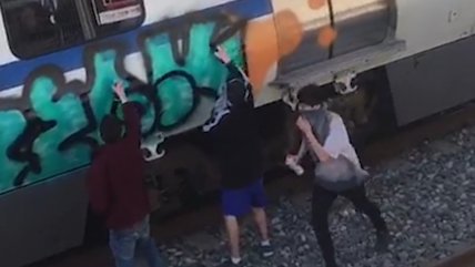  Metro Valparaíso se querellará por nuevo rayado a vagones  