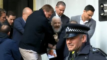   Esposado, forcejeando y gritando: Así sacaron a Assange desde la embajada ecuatoriana 