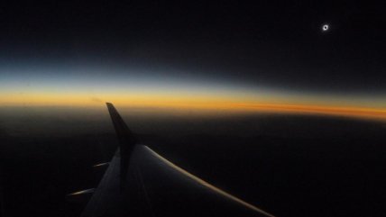  Impresionantes postales del eclipse visto desde un avión  