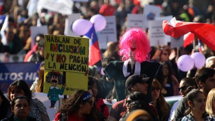  Profesores, estudiantes y asistentes de la educación marchan por la Alameda  