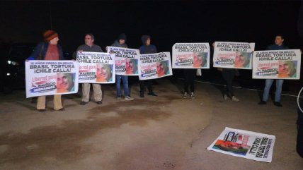Con pancartas y consignas, familiares y amigos esperaron al Con pancartas y consignas, familiares y amigos esperaron al