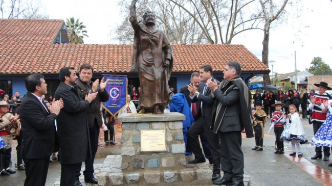 Inauguran estatua tamaño natural de Margot Loyola Inauguran estatua tamaño natural de Margot Loyola