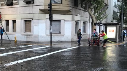  Triciclos ayudaron a peatones en el anegamiento de calles por rotura de matriz en Providencia  