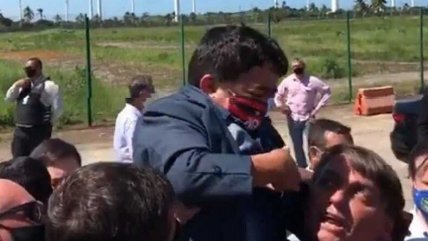  Bolsonaro subió a sus hombros a enano pensando que era un niño  