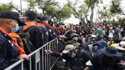  Miles de personas protestan contra el gobierno tailandés  