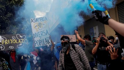 Guatemala: Siguen las protestas y manifestantes queman bus frente a sede del Gobierno Guatemala: Siguen las protestas y manifestantes queman bus frente a sede del Gobierno