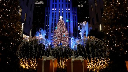  Nueva York inauguró época navideña con el encendido del árbol de Rockefeller Center  