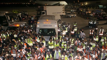   Iron Maiden recordó con fotografía a trabajadores del aeropuerto en su llegada a Chile en 2016 