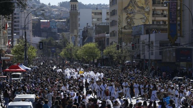 Carabineros cifró en 10 mil los asistentes al carnaval Mil Tambores de Valparaíso Carabineros cifró en 10 mil los asistentes al carnaval Mil Tambores de Valparaíso