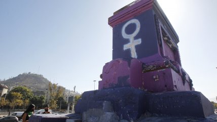   La Plaza Baquedano se pintó de 8M 