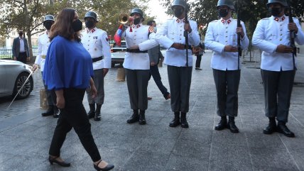   Militares rindieron honores a la ministra Maya Fernández Allende en su arribo a Defensa 
