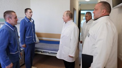   Con bata de médico, Putin visita a militares rusos heridos en la invasión a Ucrania 