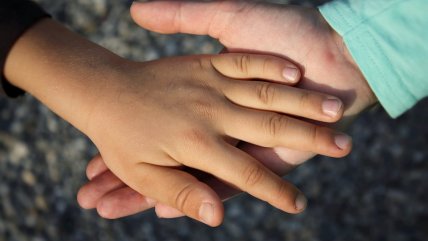   Creciendo Juntos: Abuso sexual y adversidades en la niñez 