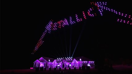   Con drones, show de luces y al ritmo de Metallica: Casa se luce con decoración de Halloween 