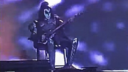  Gene Simmons de Kiss debió tocar sentado tras enfermarse en pleno show  