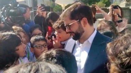   Boric repartió abrazos y conversó sobre contaminación y costo de la vida con niños porteños 