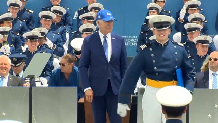  Joe Biden se cayó durante acto de la Fuerza Aérea  