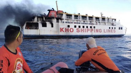   Rescatan al menos a 120 personas tras incendiarse un barco en las costas de Filipinas 