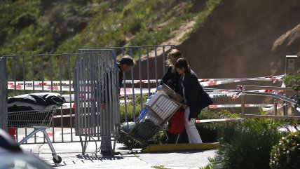   Inquietos por el socavón, residentes abandonaron edificio de Reñaca 