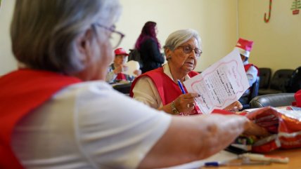   La labor de los adultos mayores del Senama en la campaña navideña de CorreosChile 