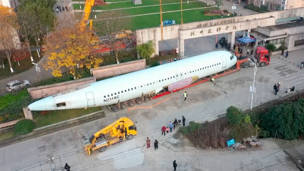   Hay plata: Escuela china compró un avión para sus estudiantes 