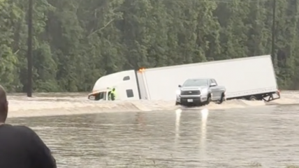   Texas: Camionero escapó por la ventana ante el 