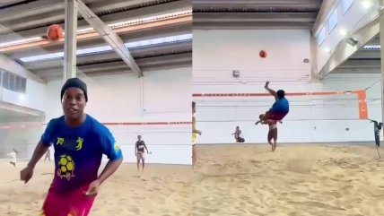   Ronaldinho recordó espectacular exhibición de talento con acrobática maniobra y pases sin mirar 